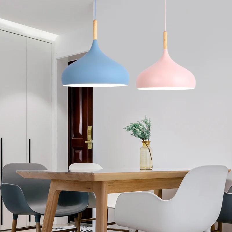 Luminárias pendentes retrô industriais coloridas para restaurante, cozinha e casa. Luminárias de teto vintage com abajures decorativos.