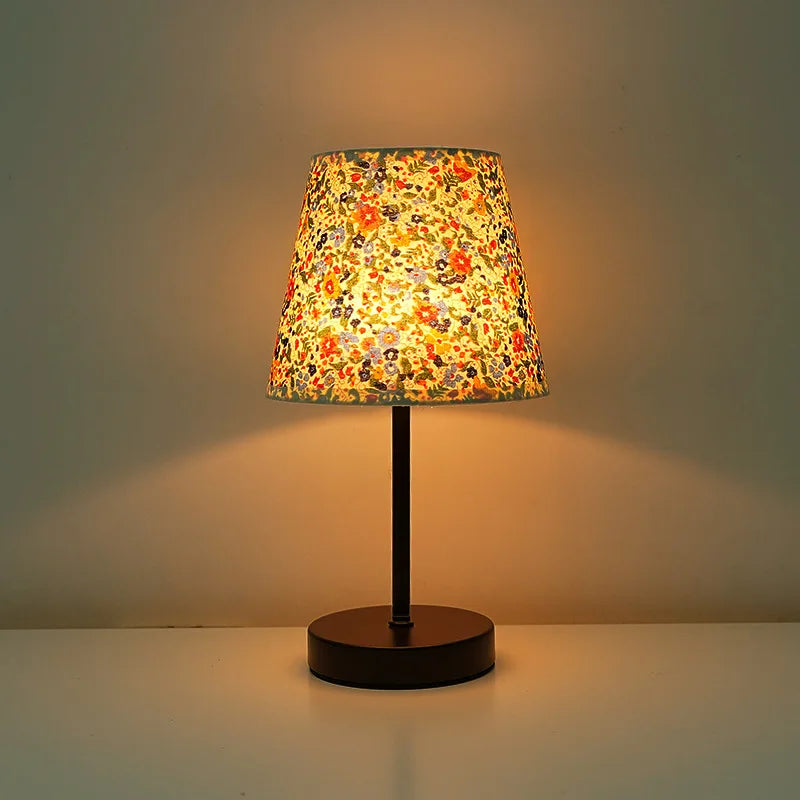 ABAJUR - Luminária de Mesa em Madeira & Tecido