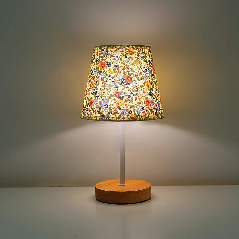 ABAJUR - Luminária de Mesa em Madeira & Tecido