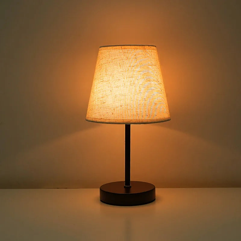 ABAJUR - Luminária de Mesa em Madeira & Tecido