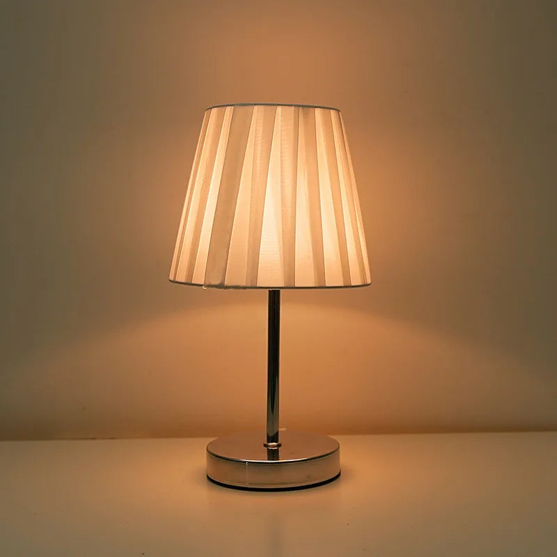 ABAJUR - Luminária de Mesa em Madeira & Tecido