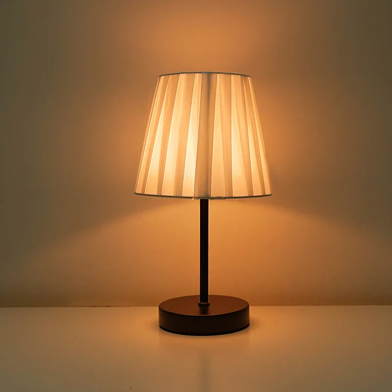 ABAJUR - Luminária de Mesa em Madeira & Tecido