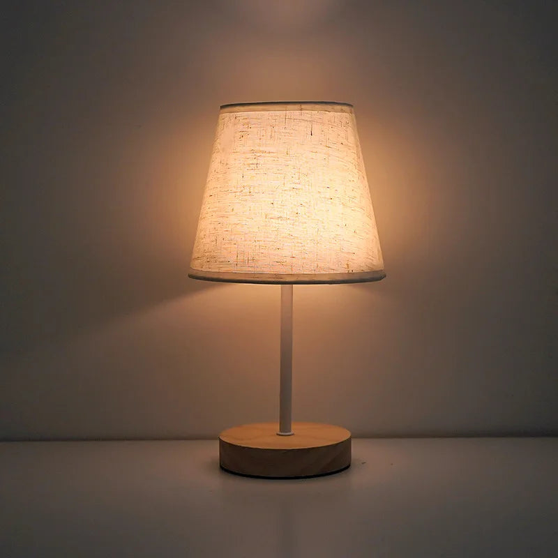 ABAJUR - Luminária de Mesa em Madeira & Tecido